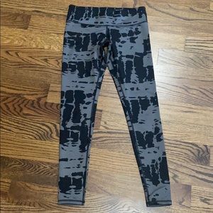 EUC Alo black and gray leggings